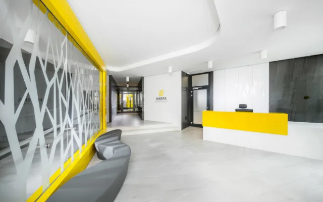 Nejzajímavější moderní stavby Prahy: Domu Harfa Design Residence s prémiovými byty dominují žluté rámy