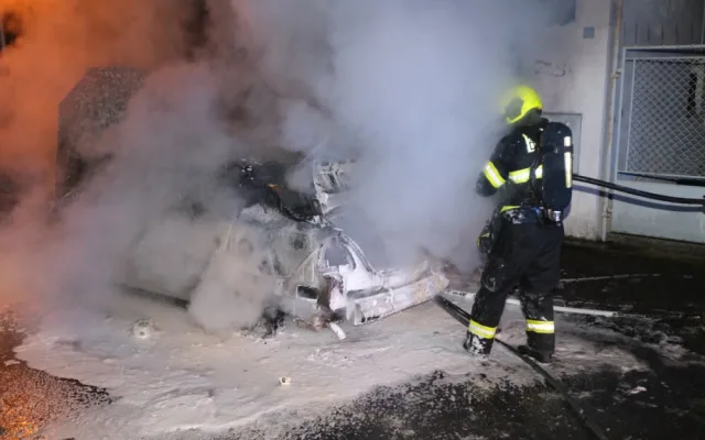 VIDEO: Žháři v Praze zapálili několik aut. Při zadržení byli ozbrojení sekerou a střelnou zbraní