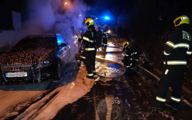 VIDEO: Žháři v Praze zapálili několik aut. Při zadržení byli ozbrojení sekerou a střelnou zbraní
