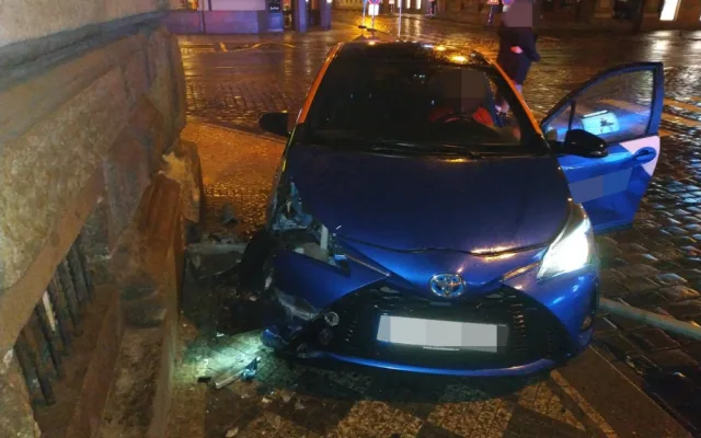 Opilý devatenáctiletý řidič naboural auto v centru Prahy. Policistům tvrdil, že jen prochází kolem