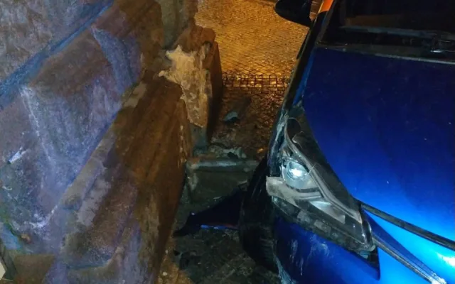 Opilý devatenáctiletý řidič naboural auto v centru Prahy. Policistům tvrdil, že jen prochází kolem