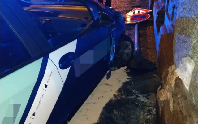Opilý devatenáctiletý řidič naboural auto v centru Prahy. Policistům tvrdil, že jen prochází kolem