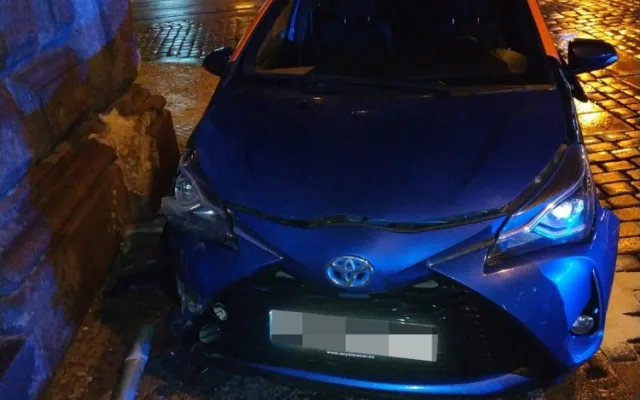 Opilý devatenáctiletý řidič naboural auto v centru Prahy. Policistům tvrdil, že jen prochází kolem