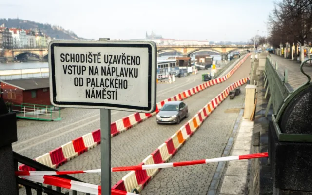 VIDEO: V Praze začala oprava tramvajové trati, kvůli které musí řidiči jezdit po náplavce