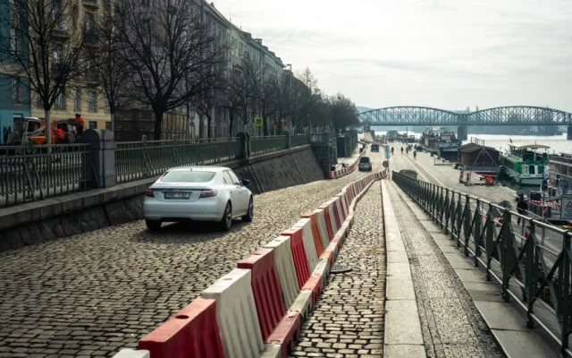 VIDEO: V Praze začala oprava tramvajové trati, kvůli které musí řidiči jezdit po náplavce