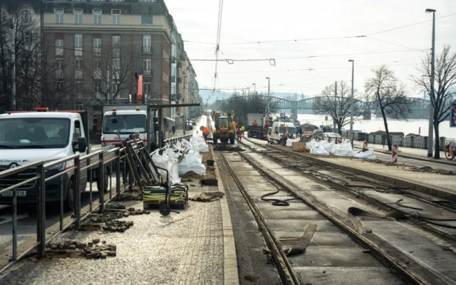 VIDEO: V Praze začala oprava tramvajové trati, kvůli které musí řidiči jezdit po náplavce
