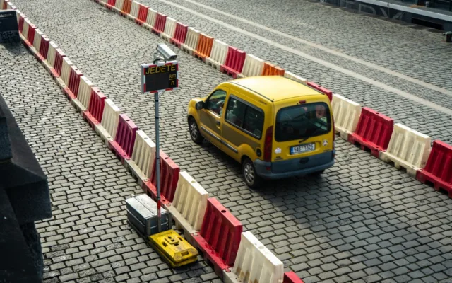VIDEO: V Praze začala oprava tramvajové trati, kvůli které musí řidiči jezdit po náplavce