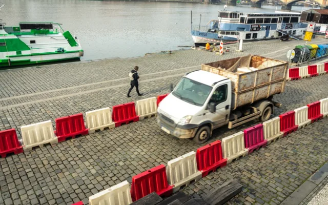 VIDEO: V Praze začala oprava tramvajové trati, kvůli které musí řidiči jezdit po náplavce