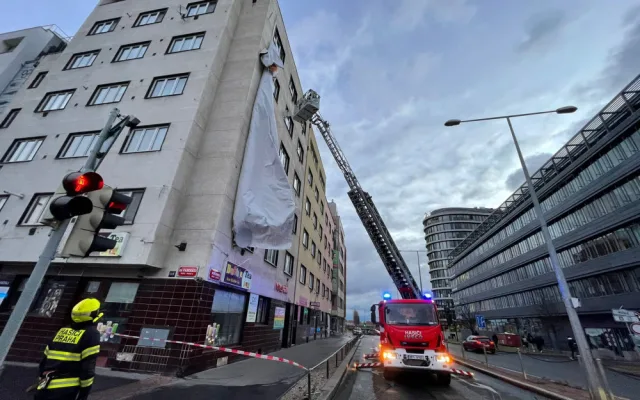 Silný vítr komplikuje dopravu, láme stromy a strhává plechy. Omezte pohyb venku, varují odborníci
