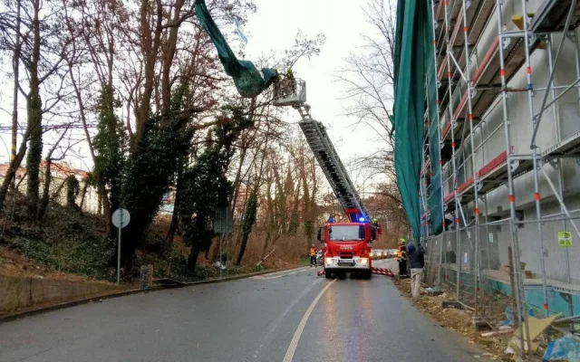 Silný vítr komplikoval dopravu, lámal stromy a strhával plechy. Hasiči měli přes 130 zásahů