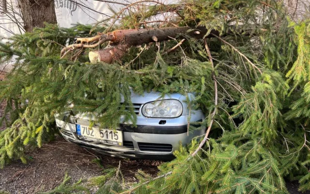 Silný vítr komplikoval dopravu, lámal stromy a strhával plechy. Hasiči měli přes 130 zásahů