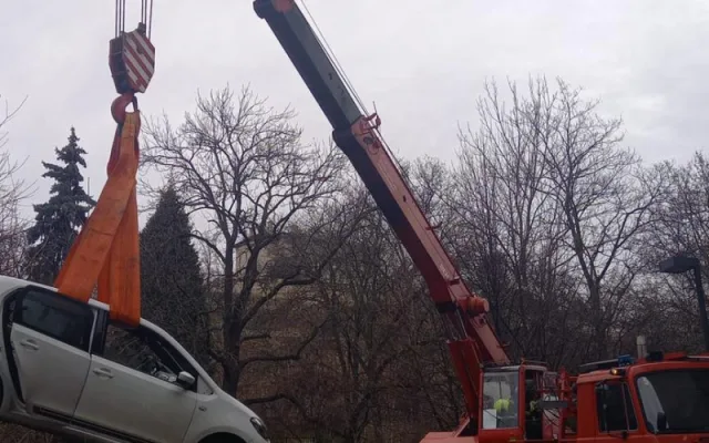 Řidič vjel v Praze 10 do potoka. Muže i auto hasiči vytahovali z vršovického Botiče