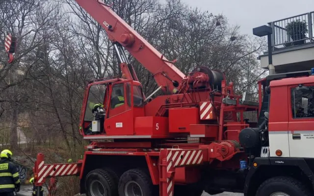 Řidič vjel v Praze 10 do potoka. Muže i auto hasiči vytahovali z vršovického Botiče