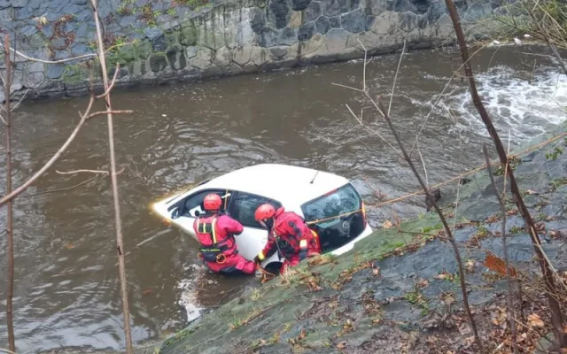 Řidič vjel v Praze 10 do potoka. Muže i auto hasiči vytahovali z vršovického Botiče