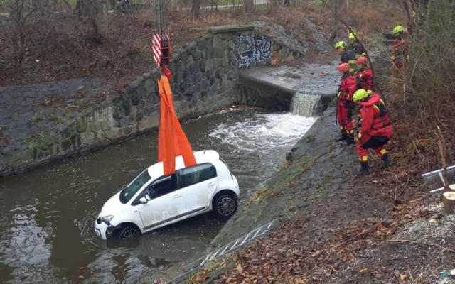 Řidič vjel v Praze 10 do potoka. Muže i auto hasiči vytahovali z vršovického Botiče