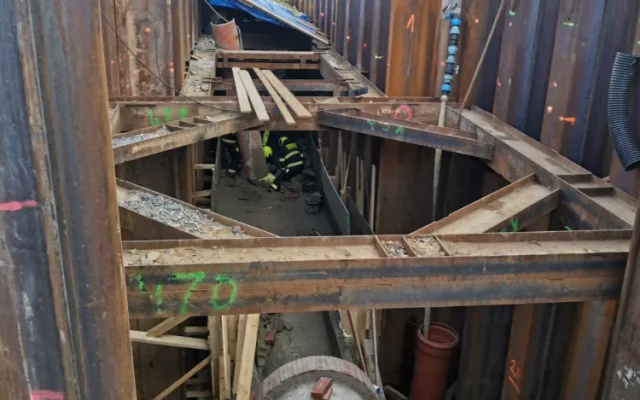 Dva dělníky zalil při práci tekoucí beton. Se zraněními skončili v nemocnici