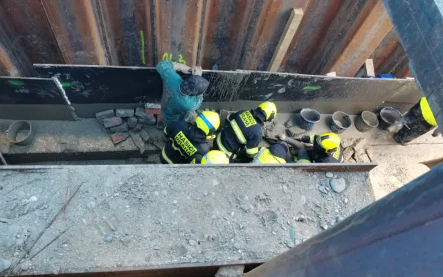 Dva dělníky zalil při práci tekoucí beton. Se zraněními skončili v nemocnici
