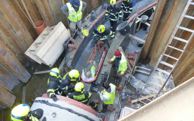 Dva dělníky zalil při práci tekoucí beton. Se zraněními skončili v nemocnici