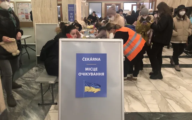Uprchlíkům pomáhají v knihovně. Prostory už ale nestačí