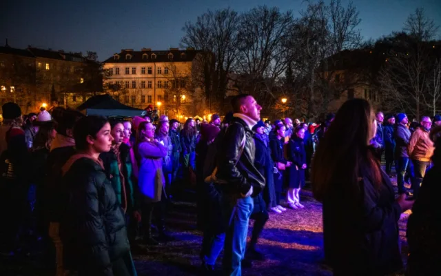 VIDEO: Na Kampě a v Dejvicích dnes proběhly benefiční koncerty na podporu Ukrajiny
