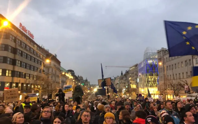 VIDEO: Ukrajinský prezident Volodymyr Zelenskyj dnes hovořil k tisícům lidí na Václavském náměstí
