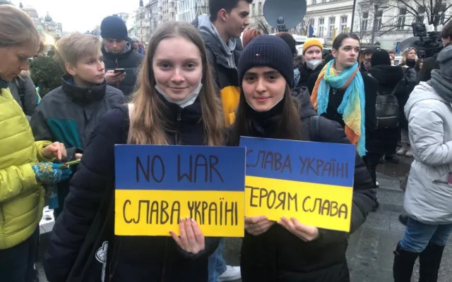 VIDEO: Ukrajinský prezident Volodymyr Zelenskyj dnes hovořil k tisícům lidí na Václavském náměstí