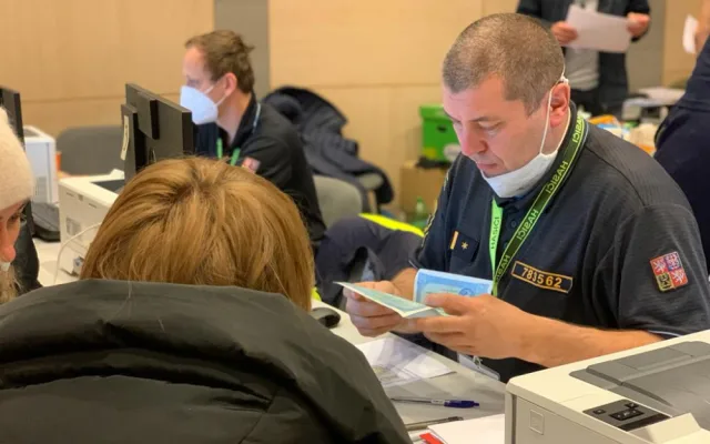 VIDEO: Praze dochází ubytovací kapacity pro uprchlíky. Řešením budou tělocvičny