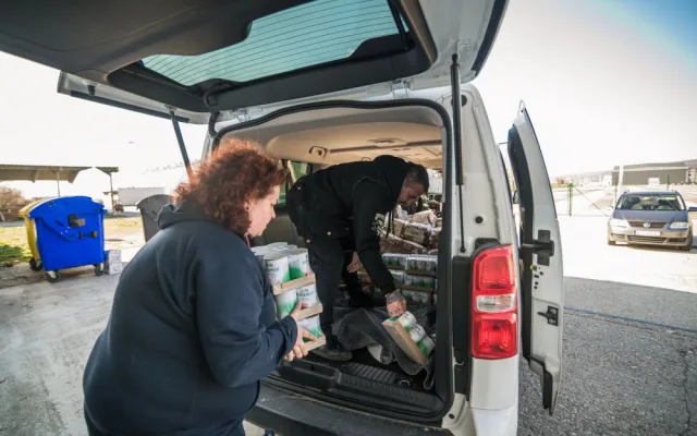 Chovatelé psů vypravili na Ukrajinu konvoj s krmením. Humanitární pomoc komplikovali ukrajinští celníci