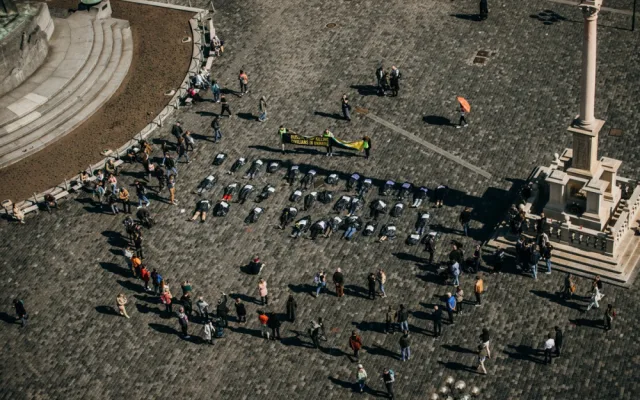 Staroměstské náměstí zaplnily desítky mrtvol. Symbolizují zabité civilisty na Ukrajině