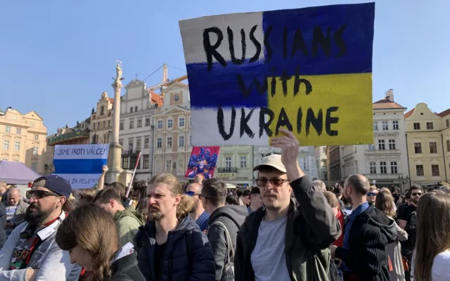 VIDEO: Tisíce Rusů demonstrují v centru Prahy proti Putinovi