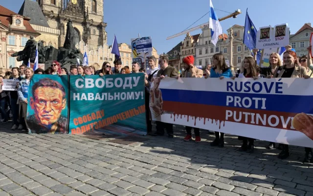 VIDEO: Tisíce Rusů demonstrují v centru Prahy proti Putinovi