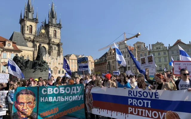 VIDEO: Tisíce Rusů demonstrují v centru Prahy proti Putinovi