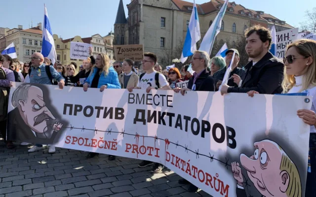 VIDEO: Tisíce Rusů demonstrují v centru Prahy proti Putinovi