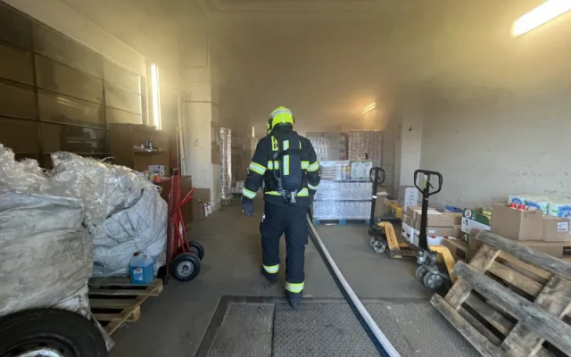 VIDEO: Hasiči dnes ráno likvidovali požár na nákladovém nádraží na Žižkově
