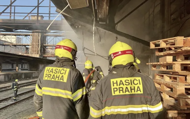 VIDEO: Hasiči dnes ráno likvidovali požár na nákladovém nádraží na Žižkově