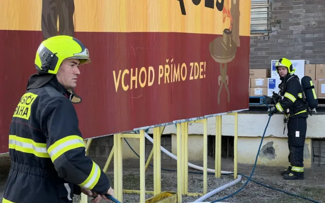 VIDEO: Hasiči dnes ráno likvidovali požár na nákladovém nádraží na Žižkově