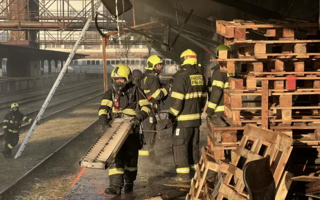 VIDEO: Hasiči dnes ráno likvidovali požár na nákladovém nádraží na Žižkově