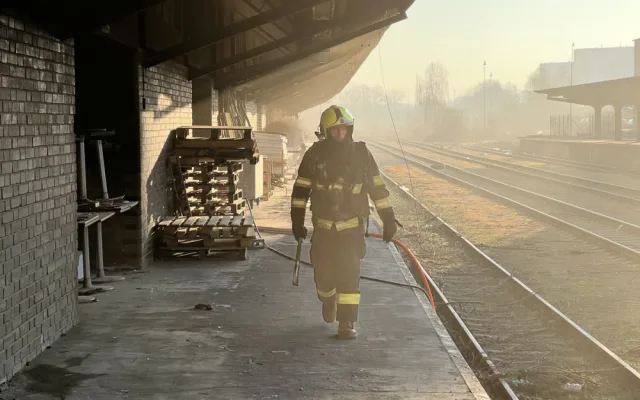 VIDEO: Hasiči dnes ráno likvidovali požár na nákladovém nádraží na Žižkově