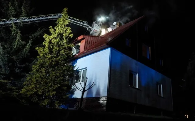 VIDEO: V Praze shořela střecha domu. Škodu za dva miliony způsobila nedbalost při rekonstrukci