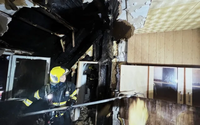 VIDEO: V Praze shořela střecha domu. Škodu za dva miliony způsobila nedbalost při rekonstrukci