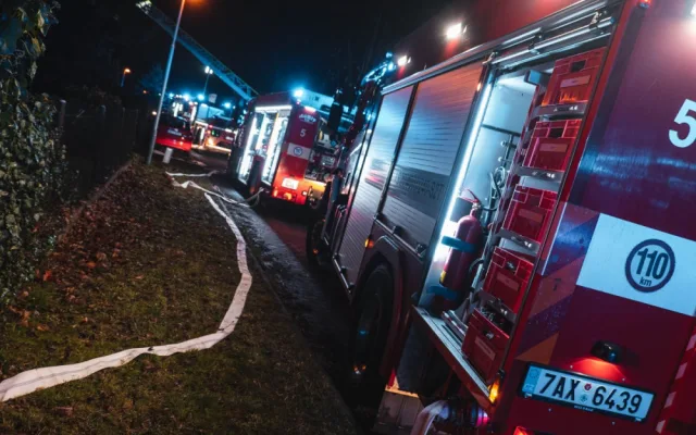VIDEO: V Praze shořela střecha domu. Škodu za dva miliony způsobila nedbalost při rekonstrukci