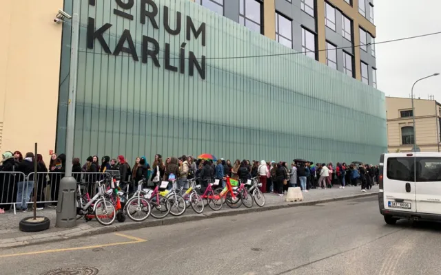 VIDEO: Stovky fanynek obléhají okolí Fora Karlín. Čekají na večerní koncert jejich oblíbence