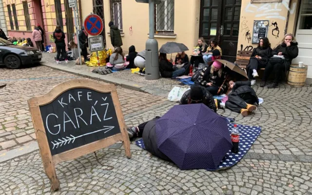 VIDEO: Stovky fanynek obléhají okolí Fora Karlín. Čekají na večerní koncert jejich oblíbence