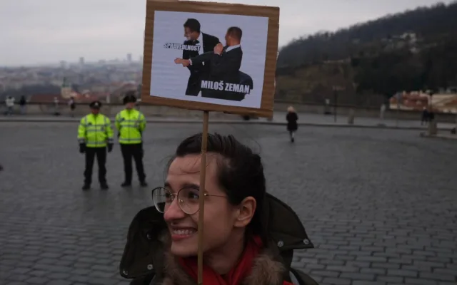 U Pražského hradu se sešlo pet set demonstrantů. Vyzvali prezidenta Zemana k abdikaci
