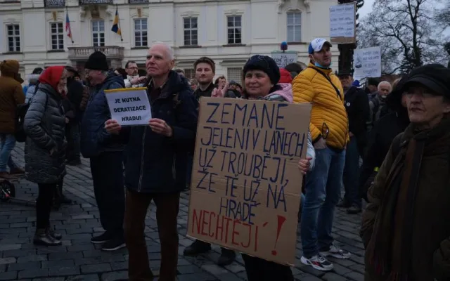 U Pražského hradu se sešlo pet set demonstrantů. Vyzvali prezidenta Zemana k abdikaci