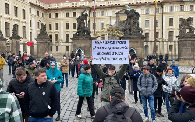 U Pražského hradu se sešlo pet set demonstrantů. Vyzvali prezidenta Zemana k abdikaci