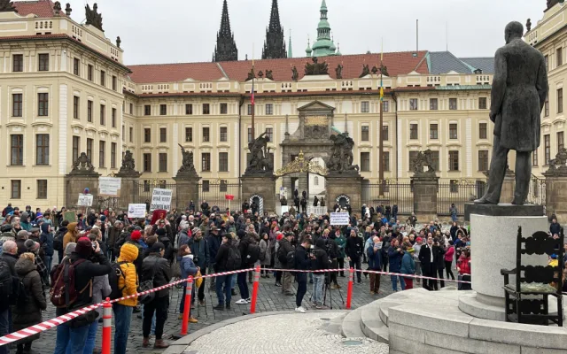 U Pražského hradu se sešlo pet set demonstrantů. Vyzvali prezidenta Zemana k abdikaci