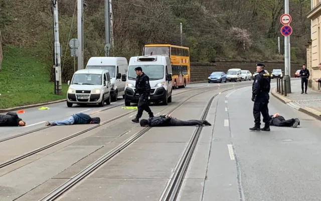 VIDEO: Aktivisté protestovali před Úřadem vlády.