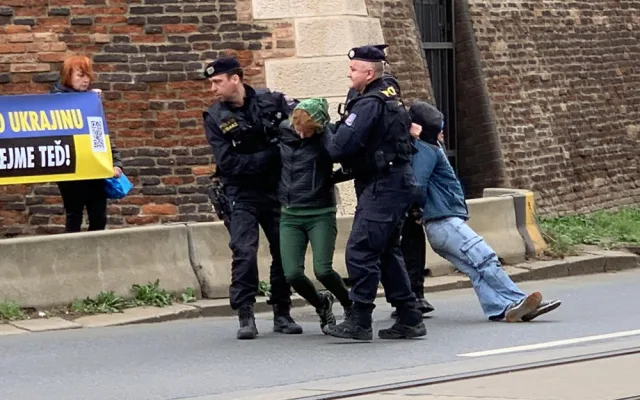 VIDEO: Aktivisté protestovali před Úřadem vlády. Už po šesté blokovali dopravu