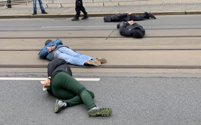 VIDEO: Aktivisté protestují před Úřadem vlády.